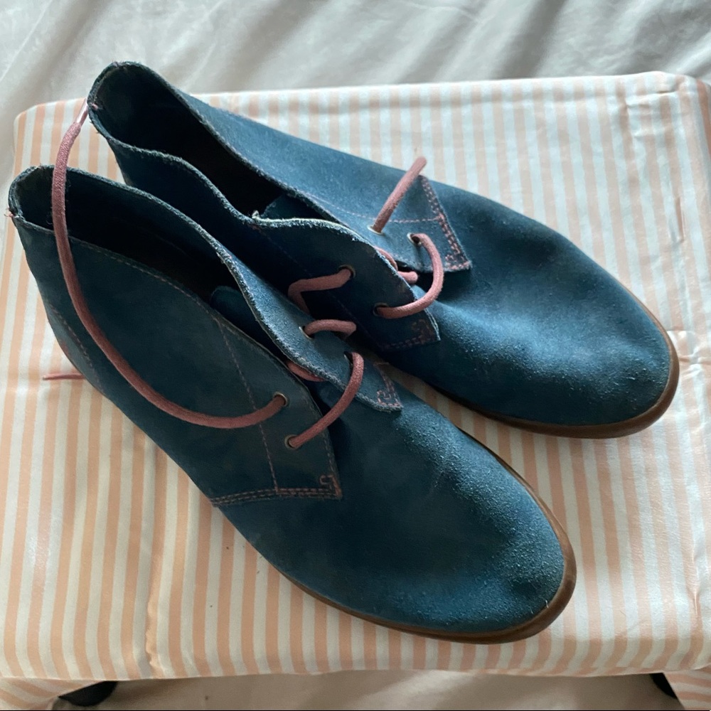 Fred Berry Byron blue suede chukka boots pink lace